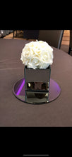 Load image into Gallery viewer, Mirror Cube with artificial flowers
